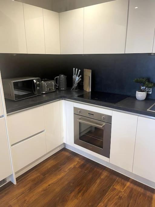 Lovely 2-Bedroom Condo With Balcony 맨체스터 외부 사진