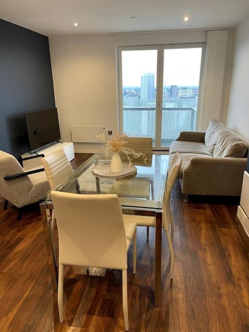 Lovely 2-Bedroom Condo With Balcony 맨체스터 외부 사진
