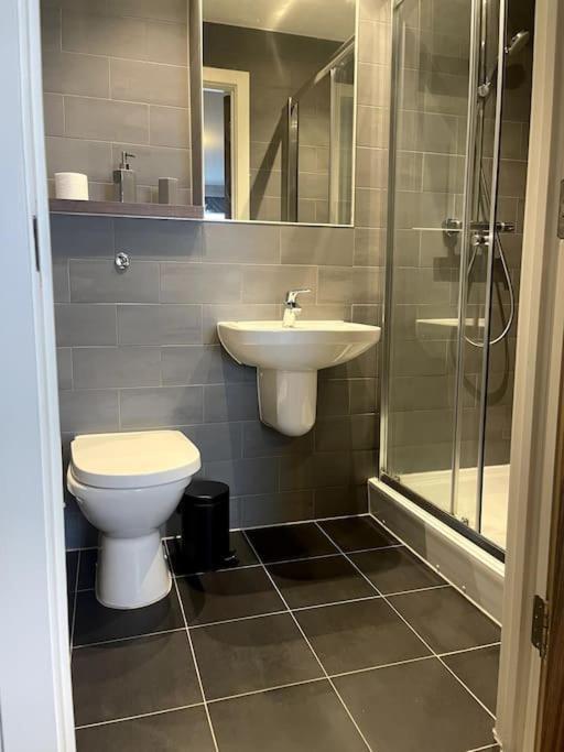Lovely 2-Bedroom Condo With Balcony 맨체스터 외부 사진