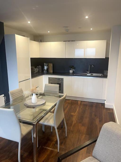 Lovely 2-Bedroom Condo With Balcony 맨체스터 외부 사진