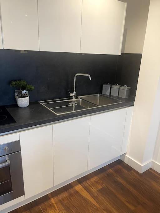 Lovely 2-Bedroom Condo With Balcony 맨체스터 외부 사진