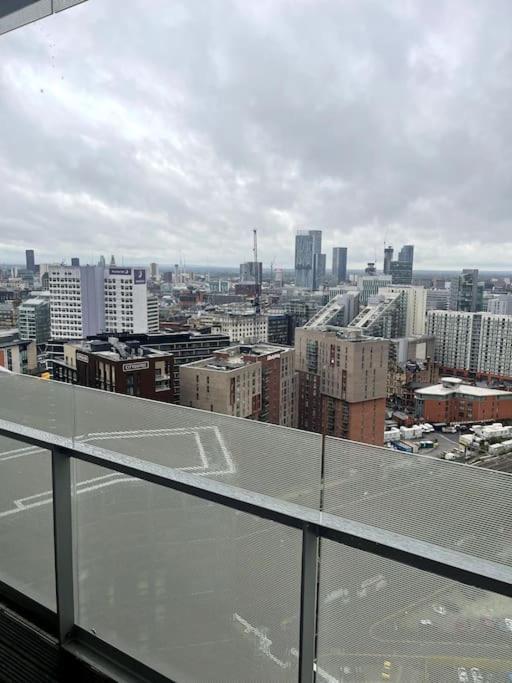 Lovely 2-Bedroom Condo With Balcony 맨체스터 외부 사진